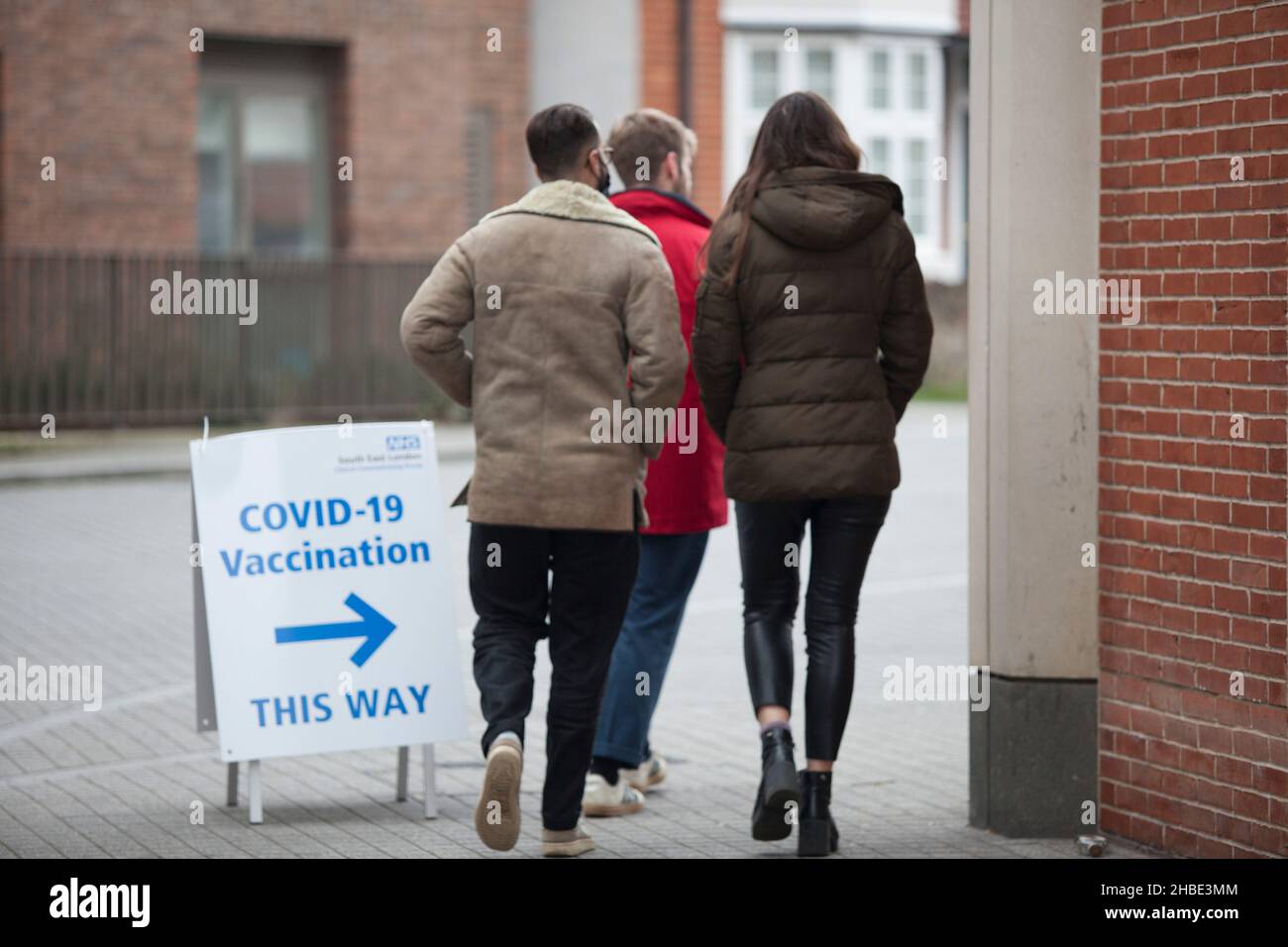 Londra, UK, 19 dicembre 2021: Un cartello indirizza le persone verso un centro di vaccinazione pop-up presso il Lambeth Civic Center di Brixton. Forse ignaro che è aperto la domenica non c'erano persone in coda, anche se le code erano state molto prima della settimana. Anna Watson/Alamy Live News Foto Stock