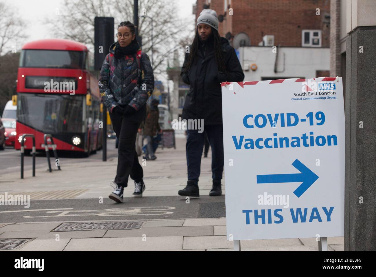 Londra, UK, 19 dicembre 2021: Un cartello indirizza le persone verso un centro di vaccinazione pop-up presso il Lambeth Civic Center di Brixton. Forse ignaro che è aperto la domenica non c'erano persone in coda, anche se le code erano state molto prima della settimana. Anna Watson/Alamy Live News Foto Stock