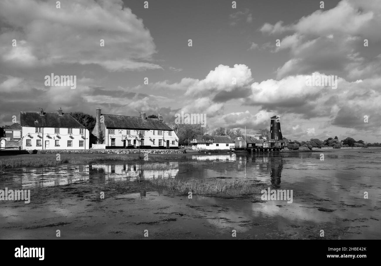 Il pub Royal Oak e Langstone Mill a bassa marea. Langston Harbour, Hampshire, England.Langstone è un pittoresco villaggio che si trova a nord Foto Stock