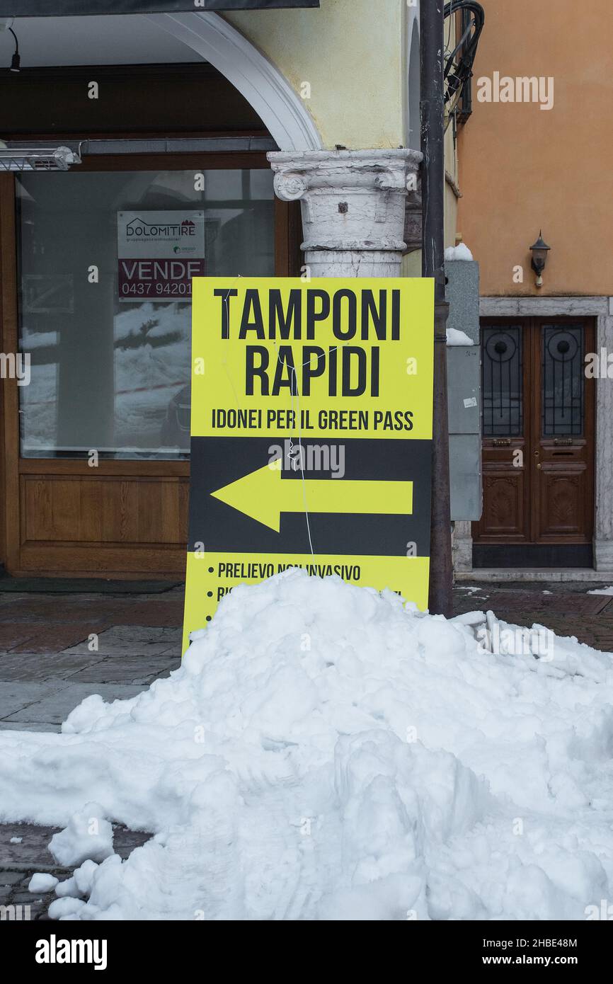 Belluno, Italia - Dicembre 11th 2021. Un cartello indica la strada per un centro di collaudo Covid-19 nel centro storico di Belluno, Veneto, Italia nord-orientale Foto Stock