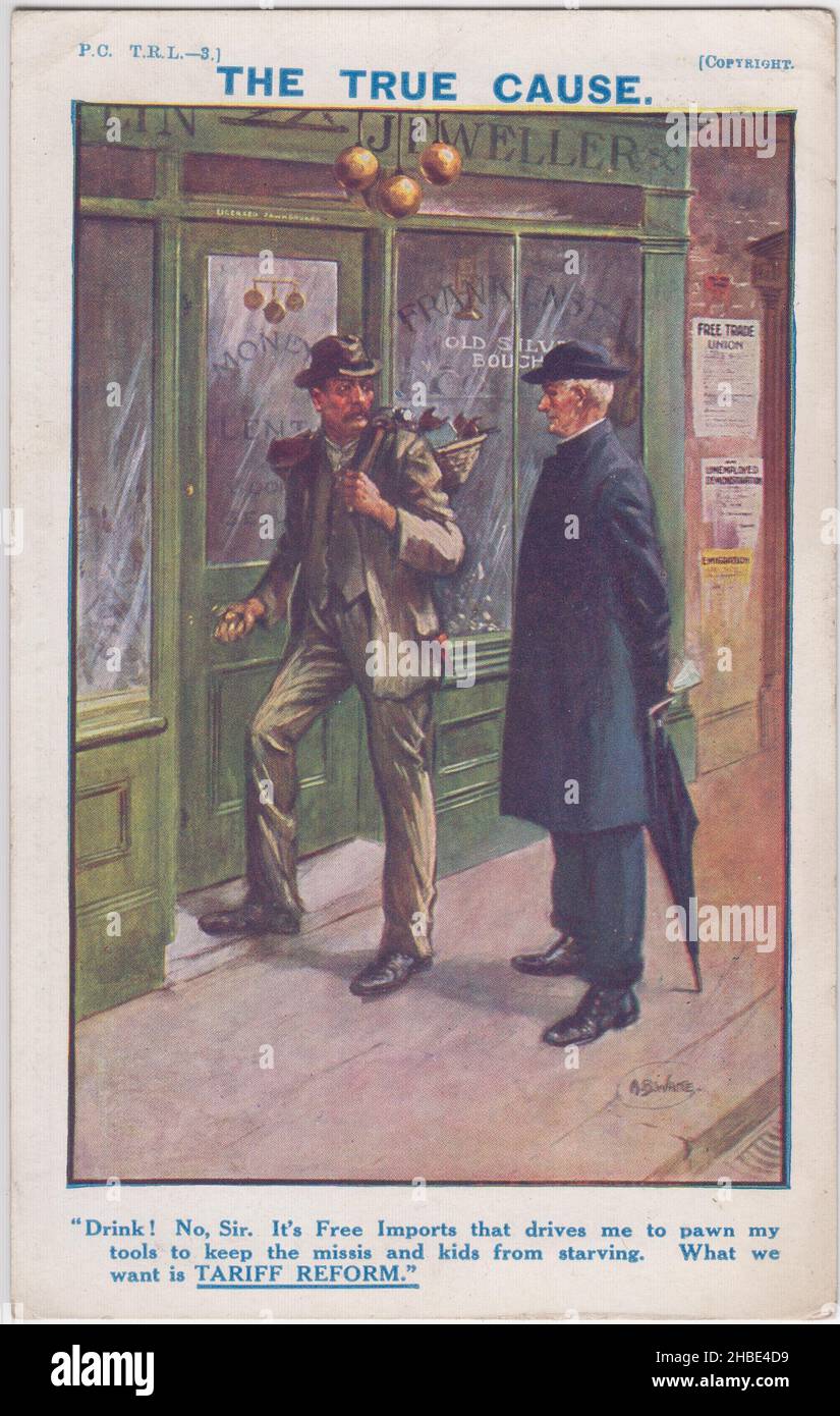 "La vera causa. 'Inchiostro! No, Signore. È Free Imports che mi spinge a mettere a pegno i miei strumenti per evitare che la miss e i bambini morano di fame. Ciò che vogliamo è LA RIFORMA TARIFFARIA”. Riforma tariffaria cartolina della Lega raffigurante un uomo che lavora guidato in un negozio di pedine a causa della politica economica prevalente del libero commercio. Un clergyman con un ombrello gli sta parlando. I manifesti per il sindacato libero, una manifestazione disoccupata e l'emigrazione sono incollati sul muro Foto Stock