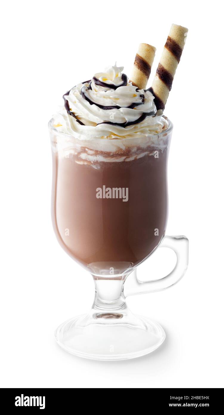 cioccolata calda con panna montata e cialde a strisce in una tazza di vetro Foto Stock cioccolata calda con panna montata e cialde a strisce in una tazza di vetro Foto Stock