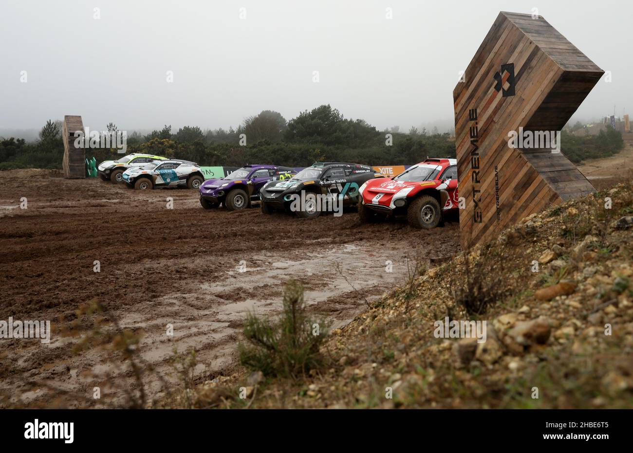 I piloti sulla linea di partenza precedono la finale Extreme e Jurassic X-Prix a Bovington, Dorset. Data foto: Domenica 19 dicembre 2021. Foto Stock