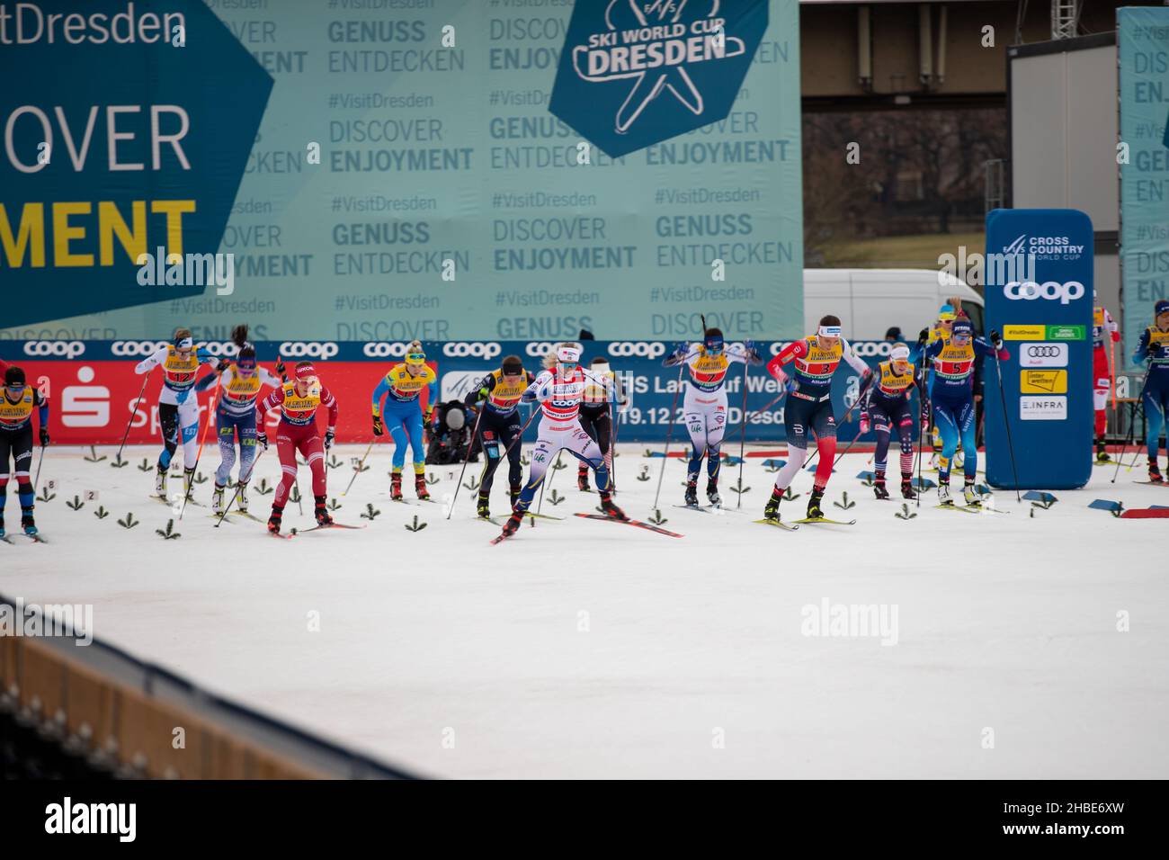 Dresda, Germania. 19th Dic 2021. COOP FIS CROSS COUNTRY WORLD CUP Dresden (GER)/Woman Team Sprint Start of the Women Credit: Daniel Schäfer/dpa-Zentralbild/dpa/Alamy Live News Foto Stock