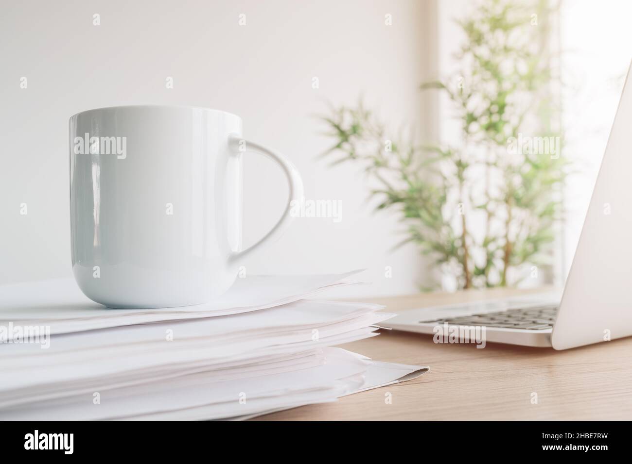 Caffè e documenti per ufficio, un primo piano di tazza su moduli e fatture in ufficio Foto Stock