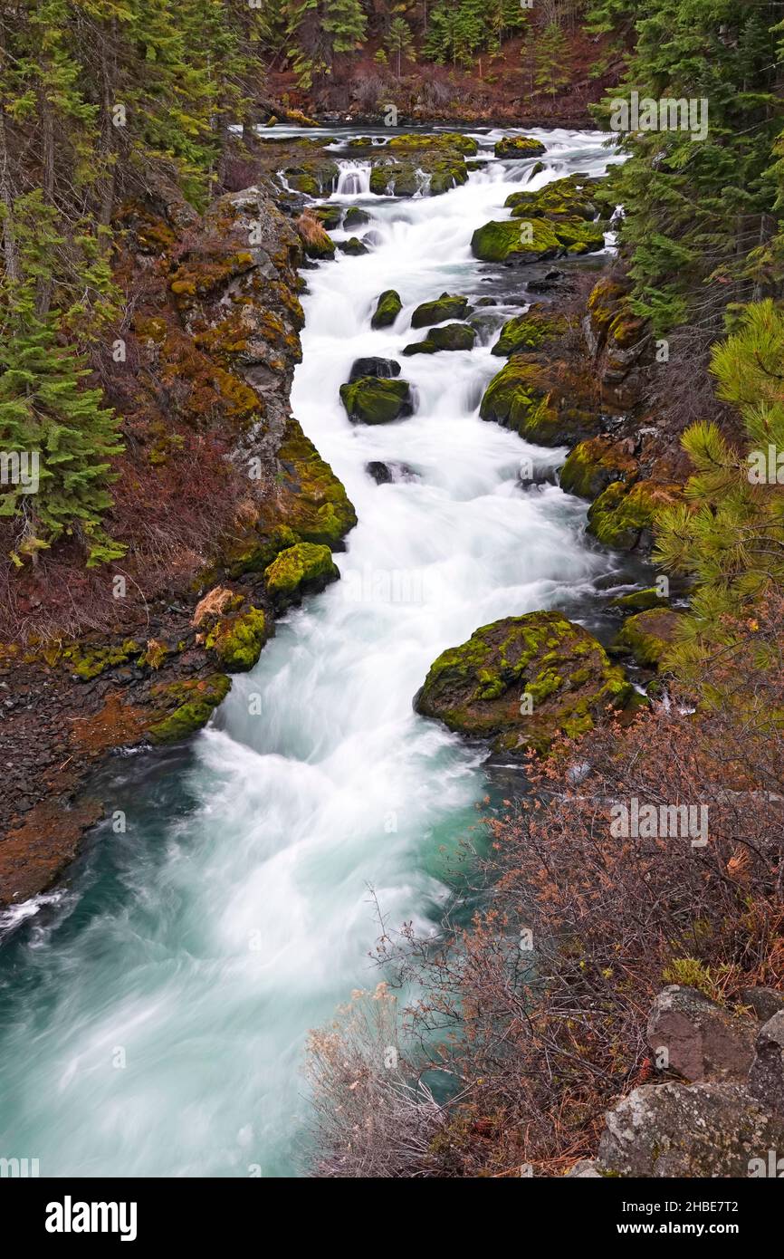 Una panoramica delle cascate Benham, una delle più grandi sul fiume Deschutes nell'Oregon centrale. Il fiume si dirige nelle Cascades dell'Oregon e corre nel fiume Columbia. Foto Stock