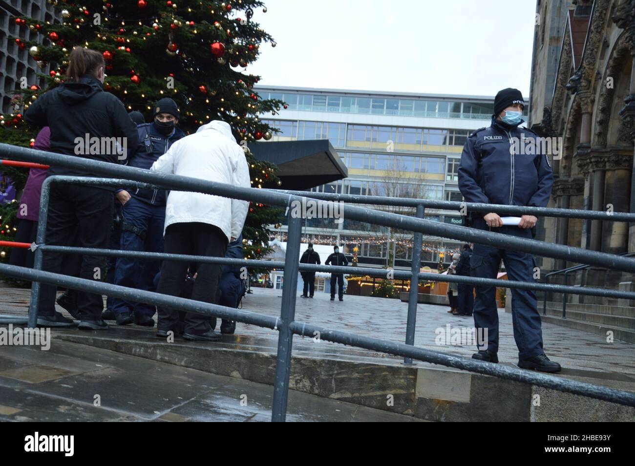 Breitscheidplatz Mercatino di Natale accanto alla Chiesa commemorativa di Kaiser Wilhelm a Berlino cinque anni dopo l'attacco terroristico - 19 dicembre 2021. Foto Stock