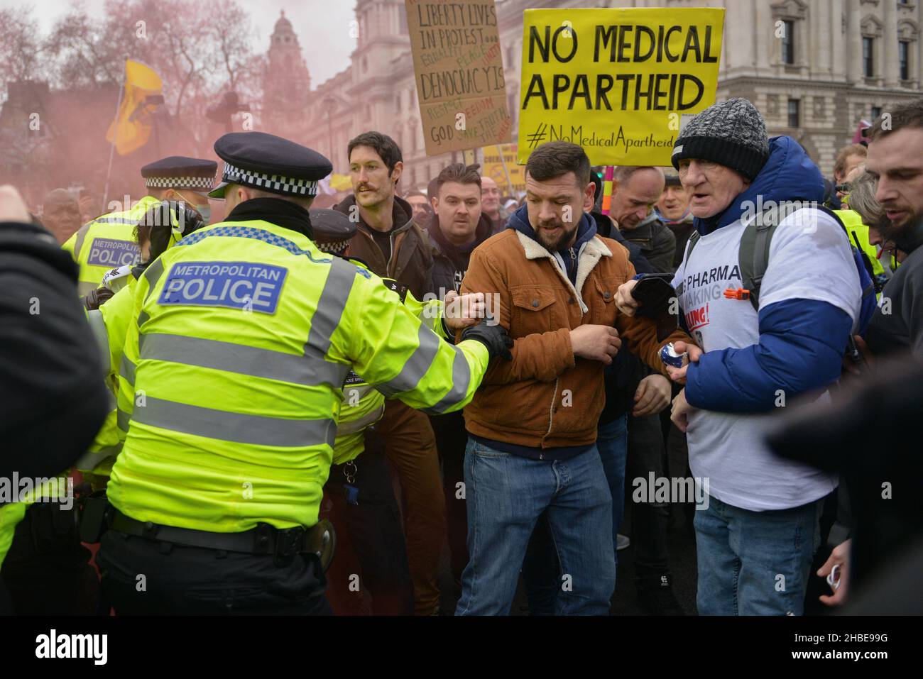 I manifestanti si lamentano di poliziotti che hanno cercato di prevenire un blocco della strada, durante la manifestazione. I manifestanti anti anti anti anti-vaccino e anti-vaccino passano Uniti dagli oppositori delle restrizioni di Covid 19, si sono riuniti a Parliament Square e hanno marciato attraverso il centro di Londra. Foto Stock