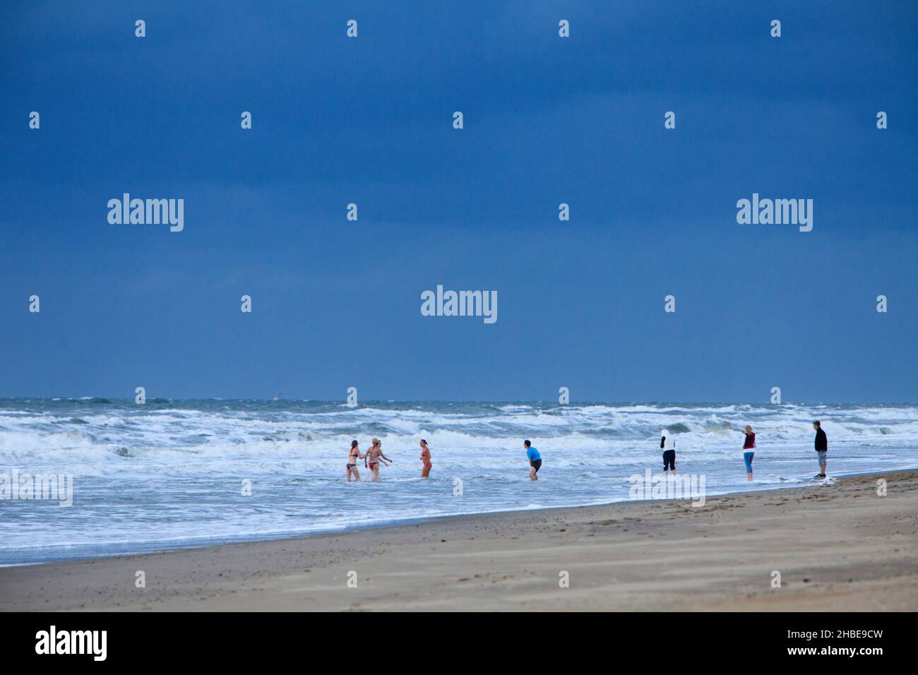 Persone in spiaggia, balneazione nel Mare del Nord, isola di Texel, Olanda, Europa Foto Stock