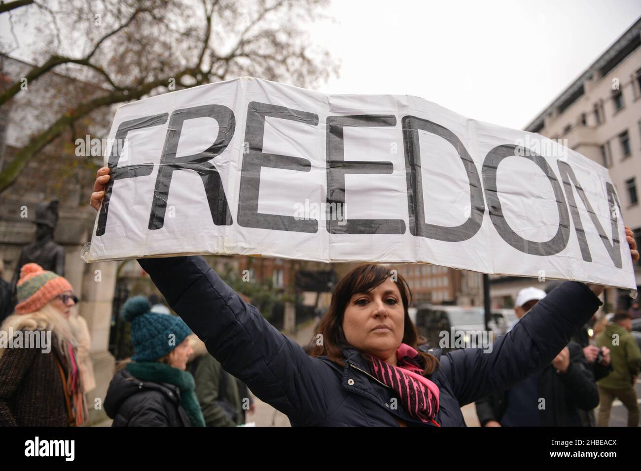 Un manifestante tiene una bandiera che dice 'Freedom', durante la dimostrazione. I manifestanti anti anti anti anti-vaccino e anti-vaccino passano Uniti dagli oppositori delle restrizioni di Covid 19, si sono riuniti a Parliament Square e hanno marciato attraverso il centro di Londra. Foto Stock