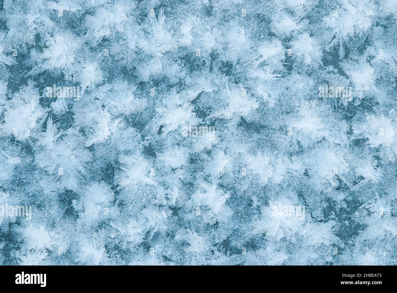 Acqua di lago ghiacciata in inverno, ghiaccio cristalli sfondo blu naturale Foto Stock