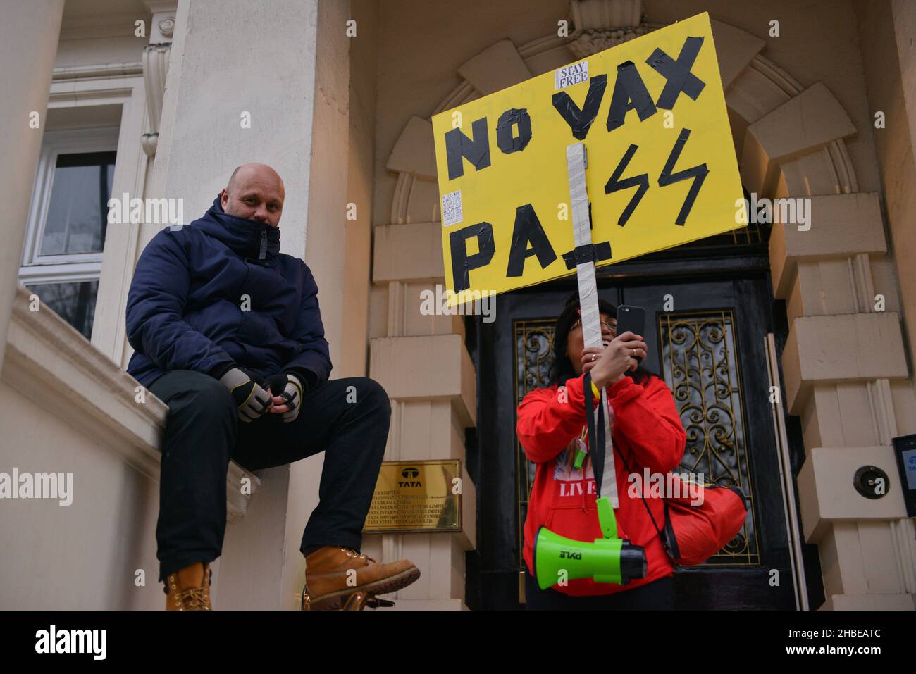 Un manifestante tiene un cartello che dice 'No Vax Pass' in Victoria Street durante la dimostrazione. I manifestanti anti anti anti anti-vaccino e anti-vaccino passano Uniti dagli oppositori delle restrizioni di Covid 19, si sono riuniti a Parliament Square e hanno marciato attraverso il centro di Londra. Foto Stock