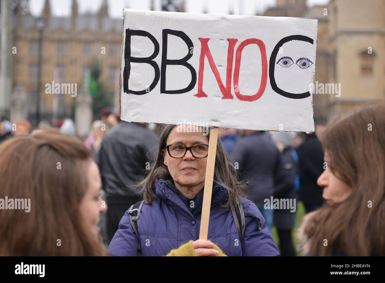 Un manifestante tiene un cartello che esprime la sua opinione, durante la manifestazione. I manifestanti anti anti anti anti-vaccino e anti-vaccino passano Uniti dagli oppositori delle restrizioni di Covid 19, si sono riuniti a Parliament Square e hanno marciato attraverso il centro di Londra. Foto Stock