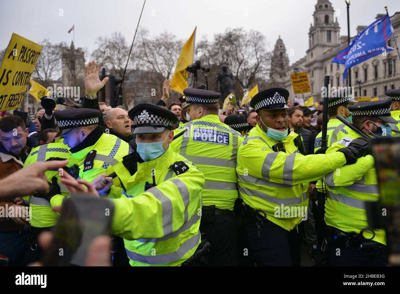 La polizia si lamenta con i manifestanti che cercano di prevenire un blocco della strada, durante la manifestazione. I manifestanti anti anti anti anti-vaccino e anti-vaccino passano Uniti dagli oppositori delle restrizioni di Covid 19, si sono riuniti a Parliament Square e hanno marciato attraverso il centro di Londra. Foto Stock