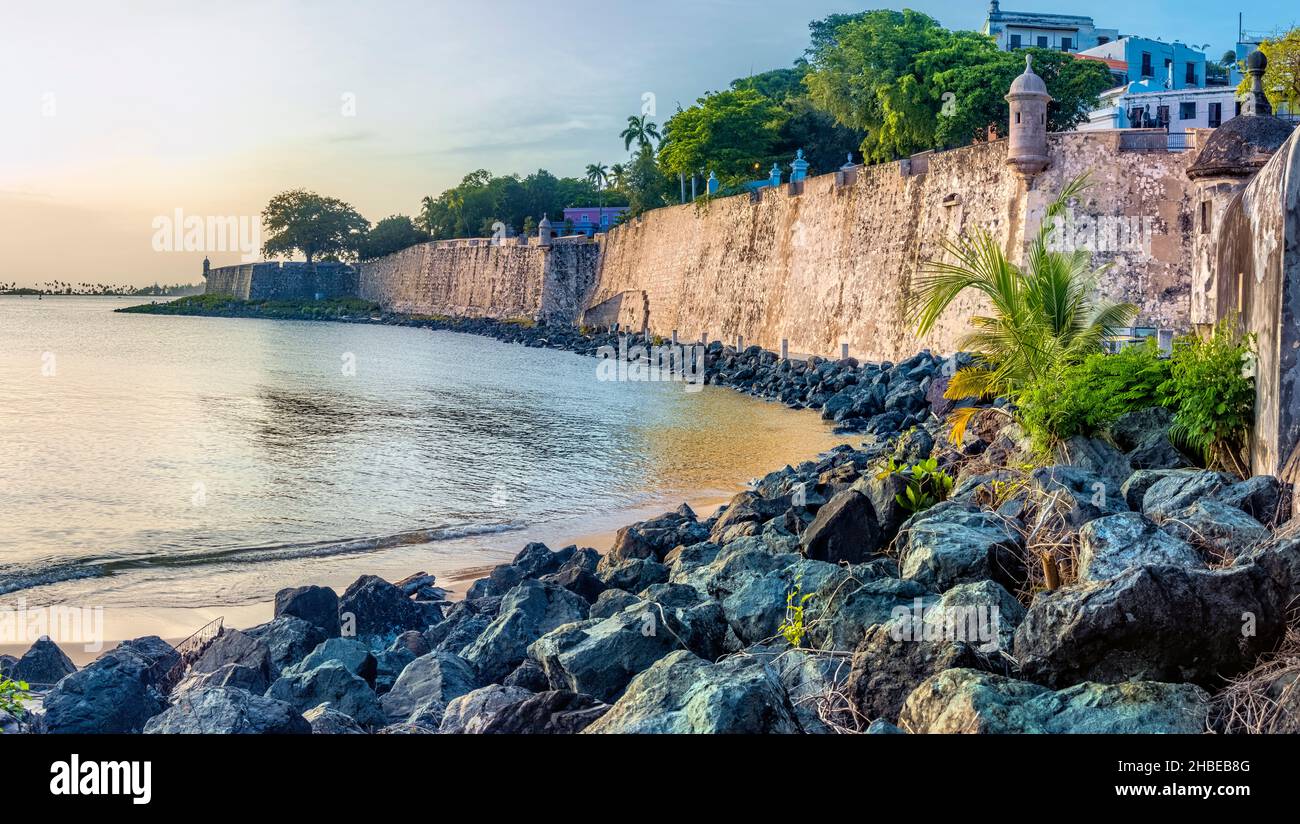 Mura della città vecchia di San Juan al Paseo del Morro, Porto Rico Foto Stock