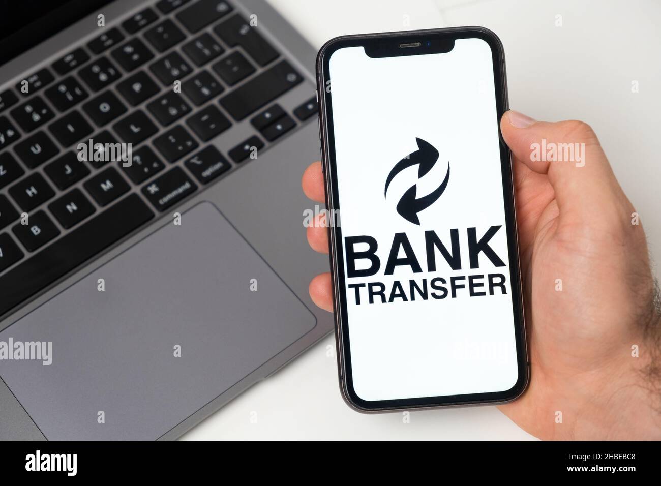 Bank Transfer Crypto wallet logo sullo schermo del cellulare e notebook sullo sfondo, novembre 2021, San Francisco, USA. Novembre 2021, San Francisco, USA Foto Stock