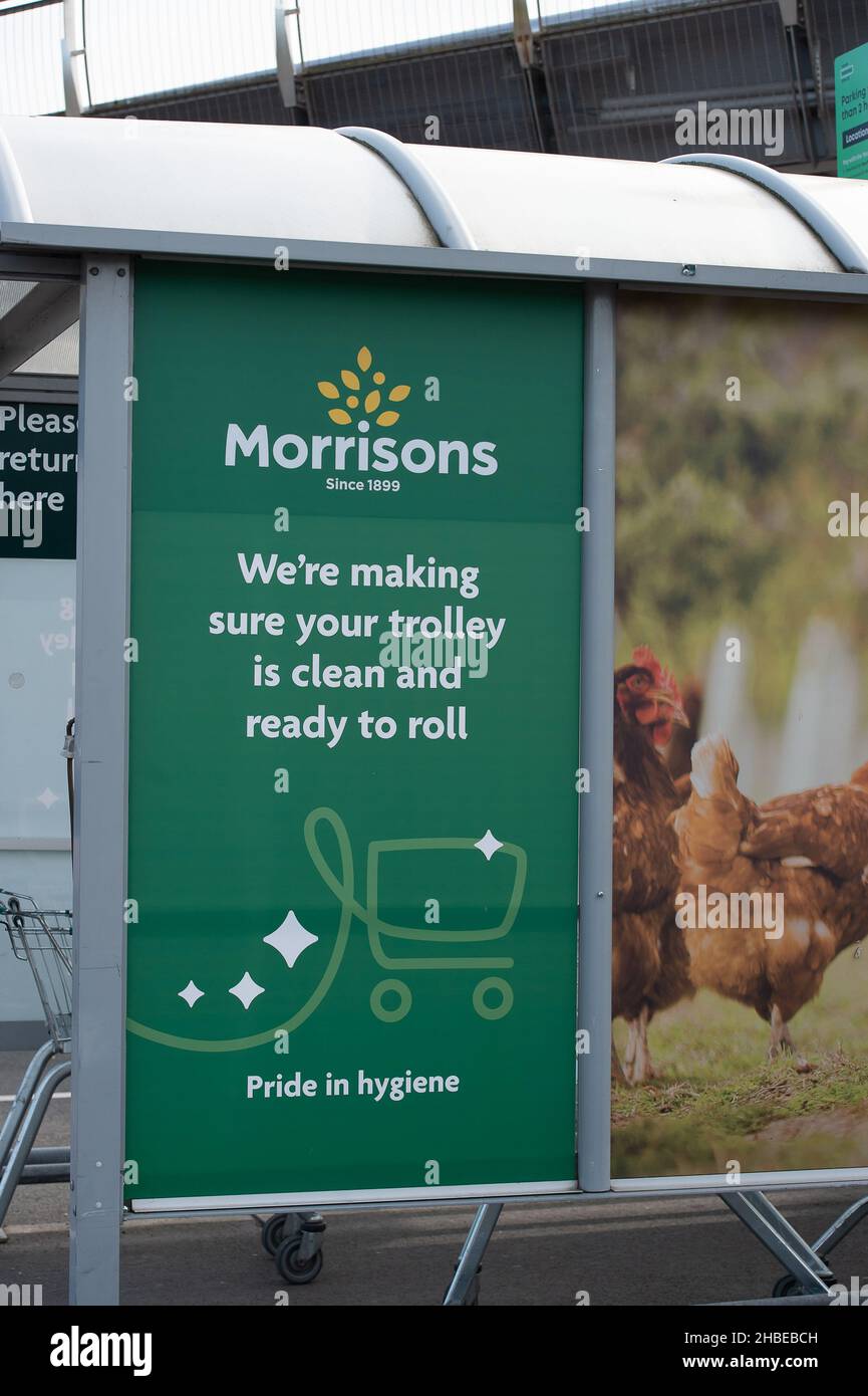 Aylesbury, Buckinghamshire, Regno Unito. 11th Ottobre 2021. Un negozio di Morrisons ad Aylesbury. Le questioni relative alla catena di approvvigionamento che i supermercati hanno affrontato negli ultimi mesi sembrano essere risolte. Credit: Maureen McLean/Alamy Foto Stock