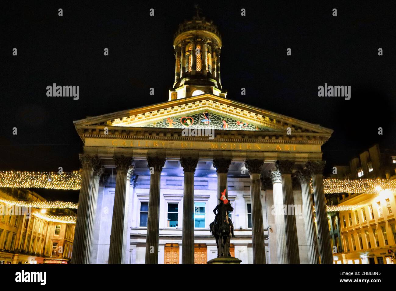Museo d'arte moderna a Glasgow con le sue luci di Natale Foto Stock