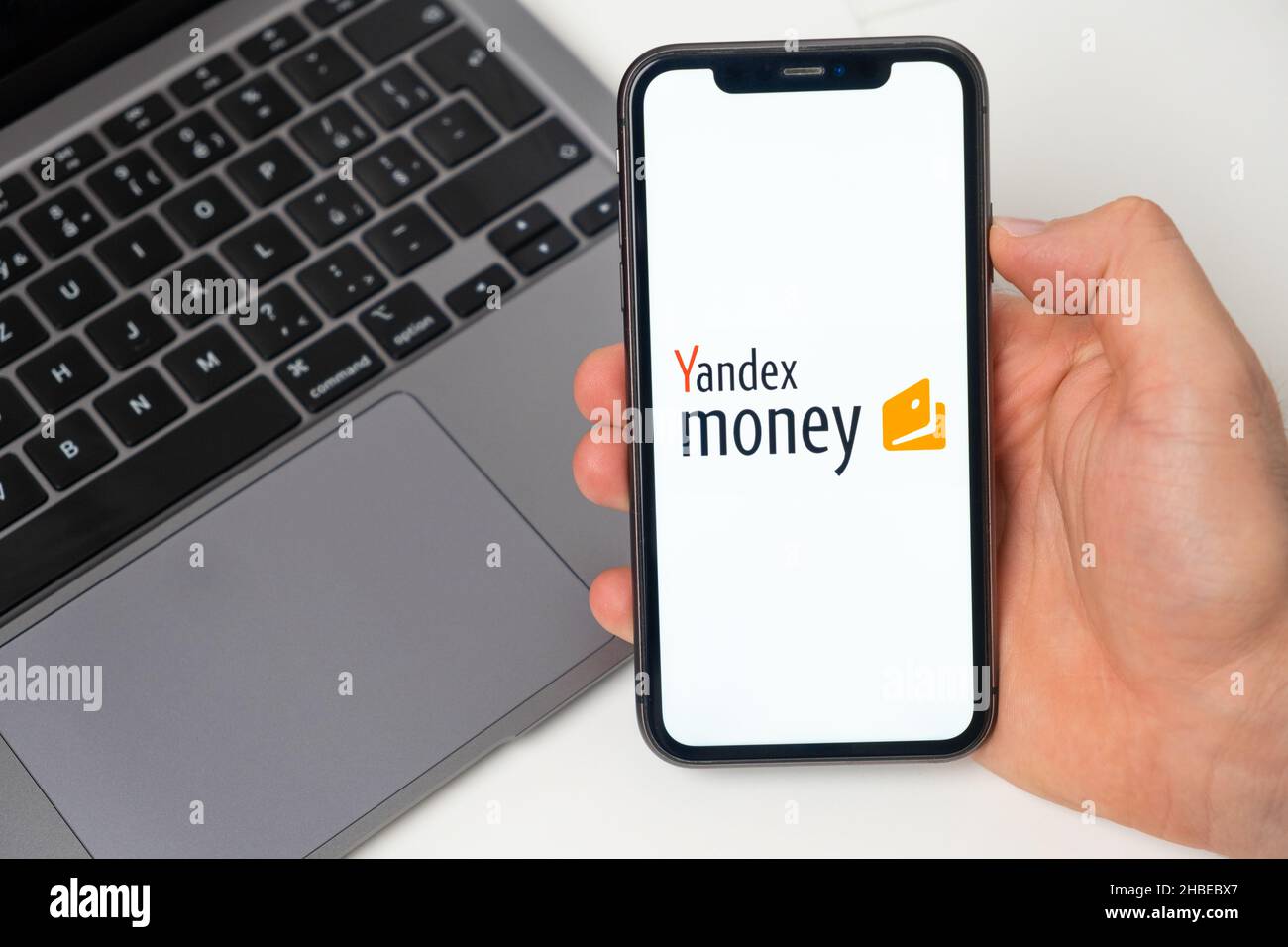 Il sistema di pagamento Yandex consente di effettuare trasferimenti di denaro. Acquisti online con smartphone e notebook. Un modo veloce, sicuro e sociale per pagare e ricevere denaro. Sfondo bianco. Novembre 2021, San Francisco, USA Foto Stock