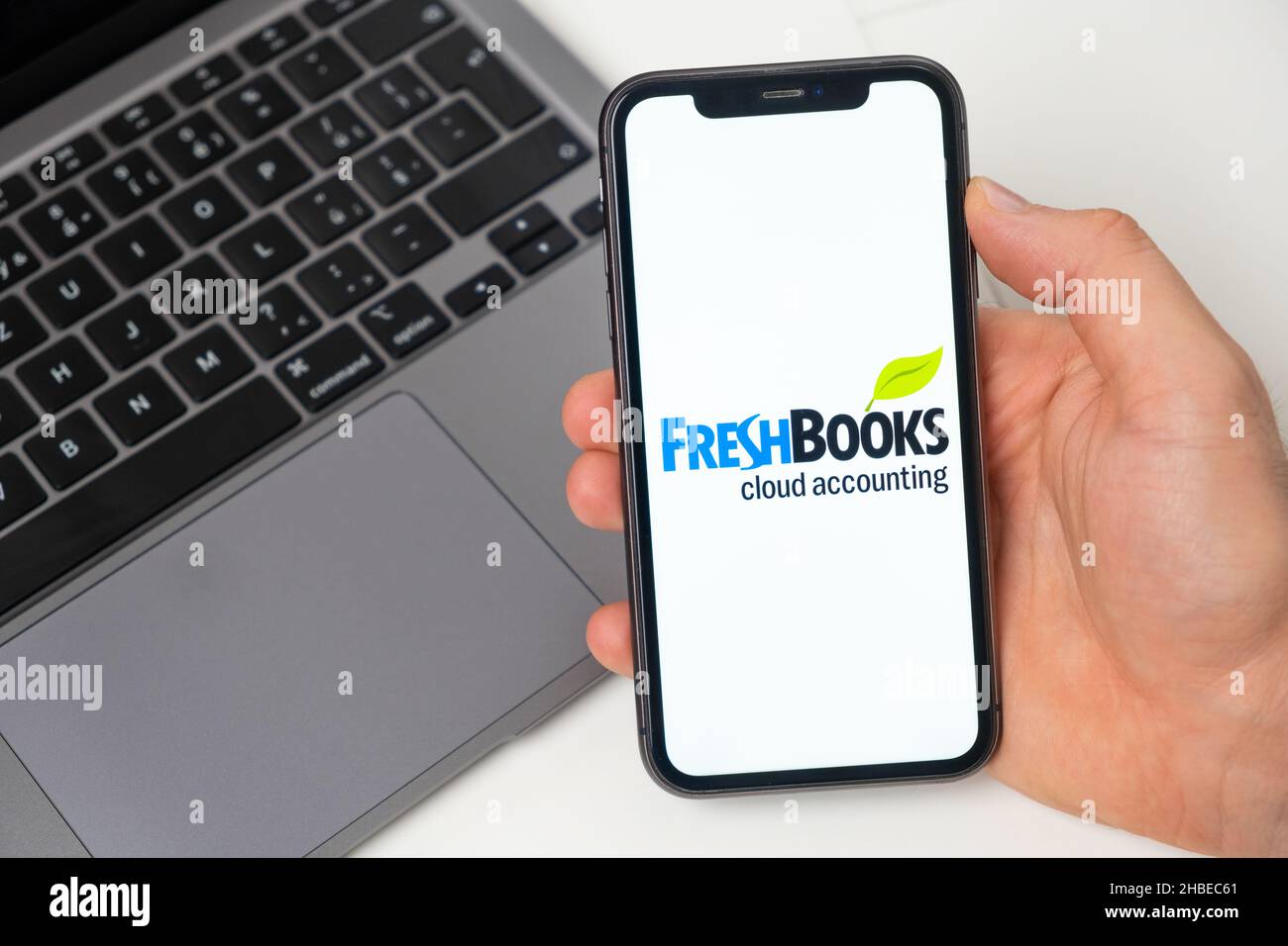FreshBooks Crypto wallet logo sullo schermo del cellulare e notebook sullo sfondo, novembre 2021, San Francisco, USA. Novembre 2021, San Francisco, USA Foto Stock
