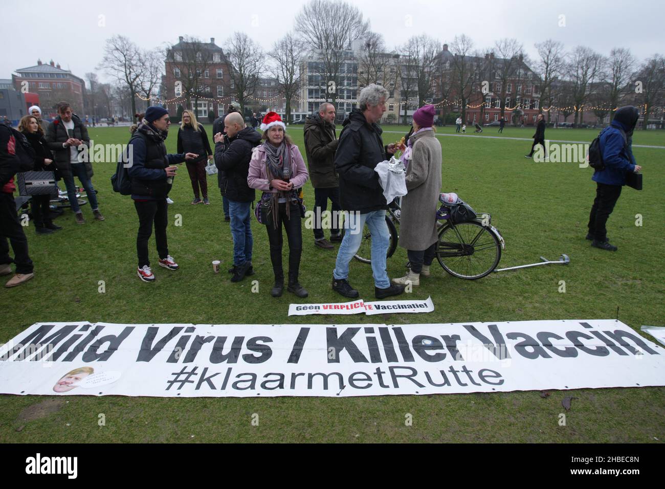 Gli attivisti anti-blocco e anti-vaccino prendono parte a una protesta contro la Museumplein in mezzo alla pandemia del coronavirus il 19 dicembre 2021 ad Amsterdam, Paesi Bassi. Il governo olandese ha imposto nuove misure per frenare la nuova variante Omicron, la chiusura di tutti i negozi tranne i più essenziali, così come ristoranti, parrucchieri, palestre, musei e altri luoghi pubblici da oggi ad almeno gennaio 14. (Foto di Paulo Amorim/Sipa USA) Foto Stock