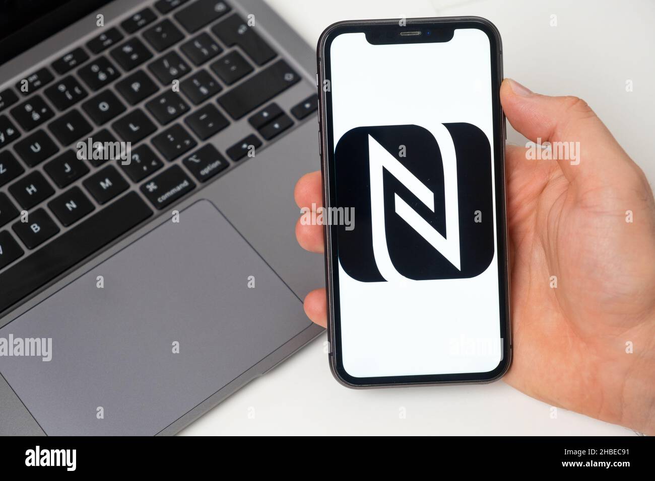 N-Mark Crypto wallet logo sullo schermo del telefono cellulare e notebook sullo sfondo, novembre 2021, San Francisco, USA. Novembre 2021, San Francisco, USA Foto Stock