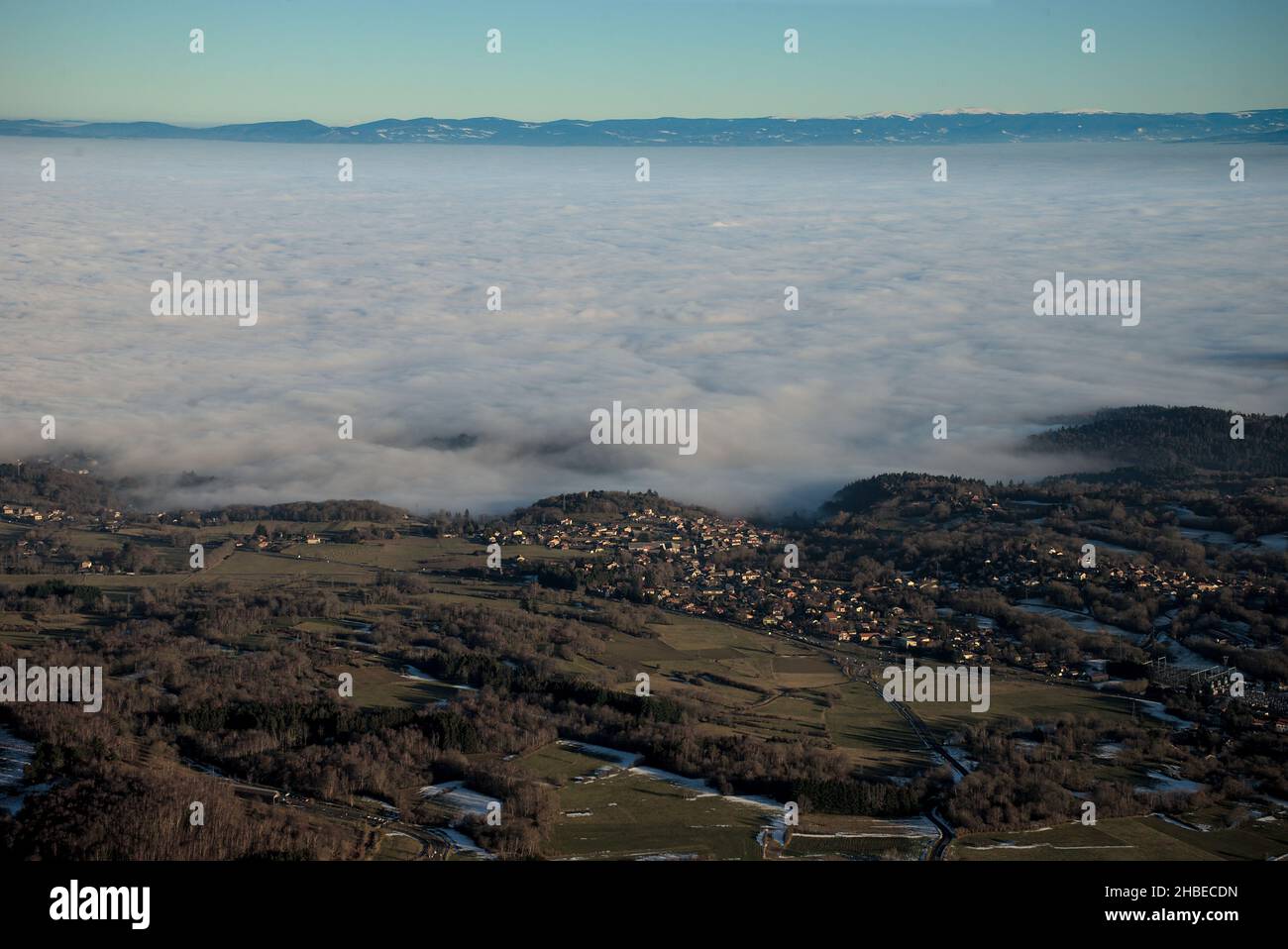 Sea ​​of ​​clouds sulla catena vulcanica Auvergne a Puy-de-Dome in inverno Foto Stock