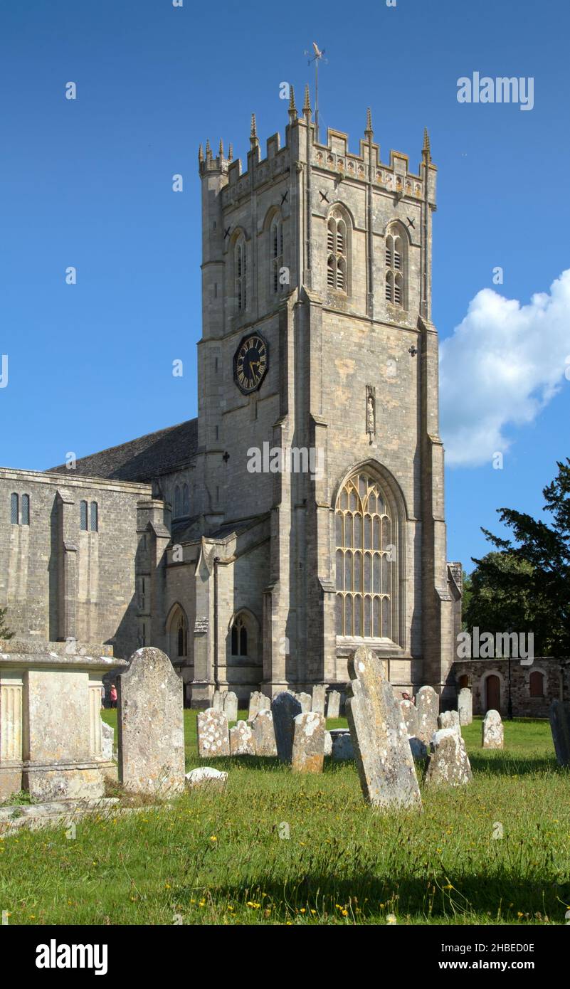 Campanile e le lapidi del 11th secolo Christchurch Priory, Christchurch UK Foto Stock