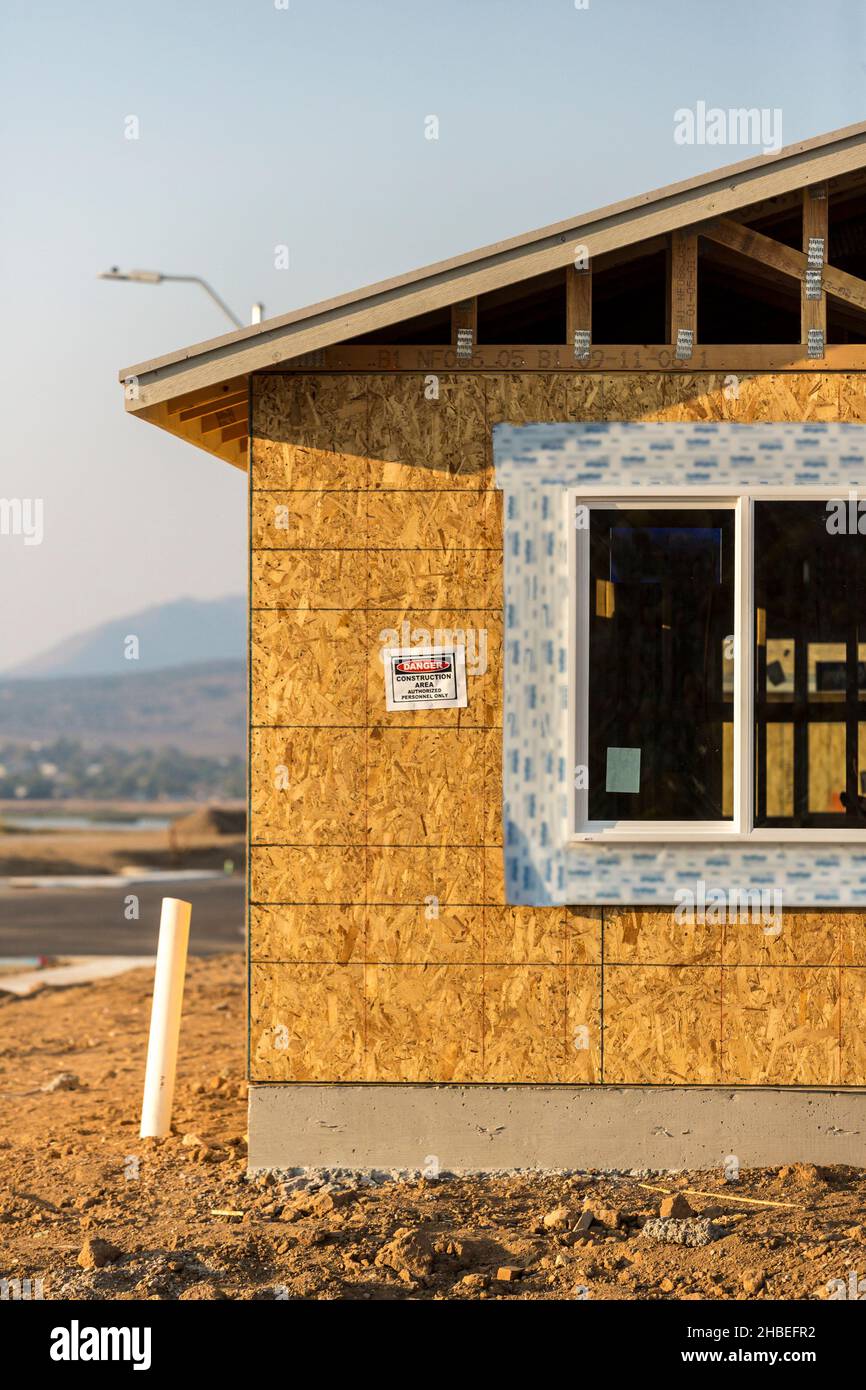 Il cartello sul posto indica che il personale autorizzato dell'area di costruzione pericolo si trova solo sull'angolo di un cantiere Foto Stock