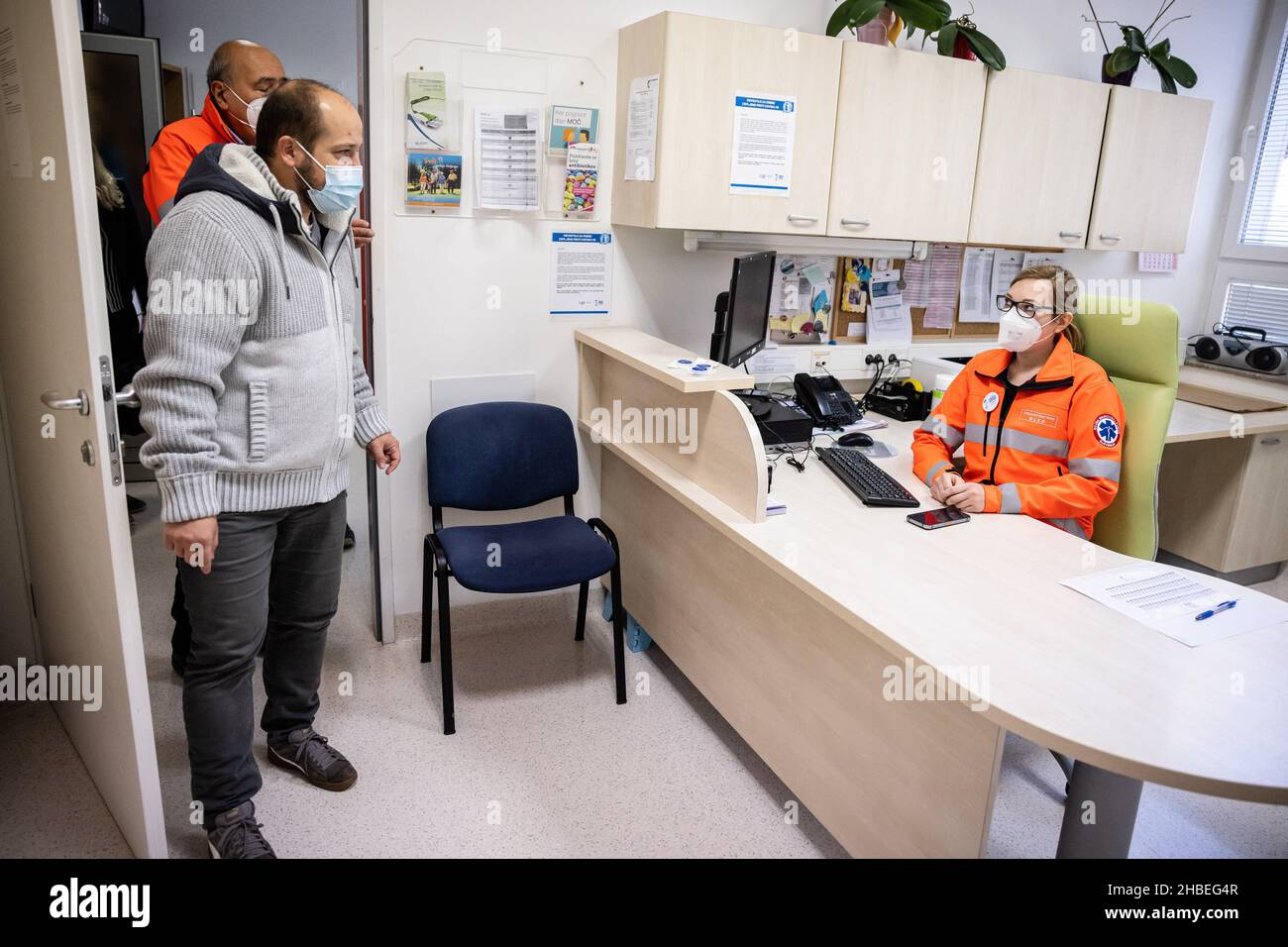 Il Ministro della Sanità sloveno Janez Poklukar arriva al Bled Health Center per ottenere il suo vaccino COVID-19 e iniziare ufficialmente una campagna di promozione vaccinale di cinque giorni a livello nazionale. Il Ministro della Sanità sloveno Janez Poklukar ha aperto una campagna di promozione della vaccinazione COVID-19 di cinque giorni, in cui 62 centri di vaccinazione in tutto il paese e le unità di vaccinazione mobile lavorano straordinari, il personale della protezione civile e della Croce Rossa forniscono il trasporto gratuito verso i siti di vaccinazione, e centri di vaccinazione notturna sono stabiliti. Foto Stock