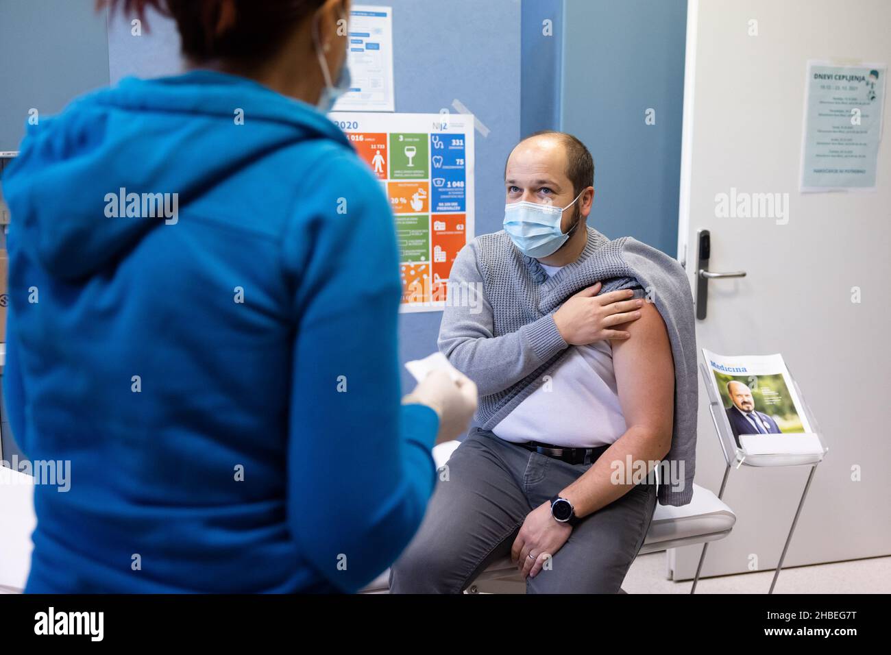 Il Ministro della Sanità sloveno Janez Poklukar tira la manica per il suo vaccino di richiamo COVID-19 e apre ufficialmente una campagna nazionale di promozione della vaccinazione di cinque giorni a Bled, Slovenia. Il Ministro della Sanità sloveno Janez Poklukar ha aperto una campagna di promozione della vaccinazione COVID-19 di cinque giorni, in cui 62 centri di vaccinazione in tutto il paese e le unità di vaccinazione mobile lavorano straordinari, il personale della protezione civile e della Croce Rossa forniscono il trasporto gratuito verso i siti di vaccinazione, e centri di vaccinazione notturna sono stabiliti. Foto Stock