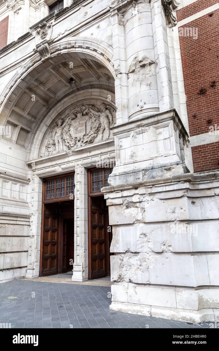 Buchi proiettili e danni alla facciata del Victoria & Albert Museum edificio dalla seconda guerra mondiale, Londra, Regno Unito Foto Stock