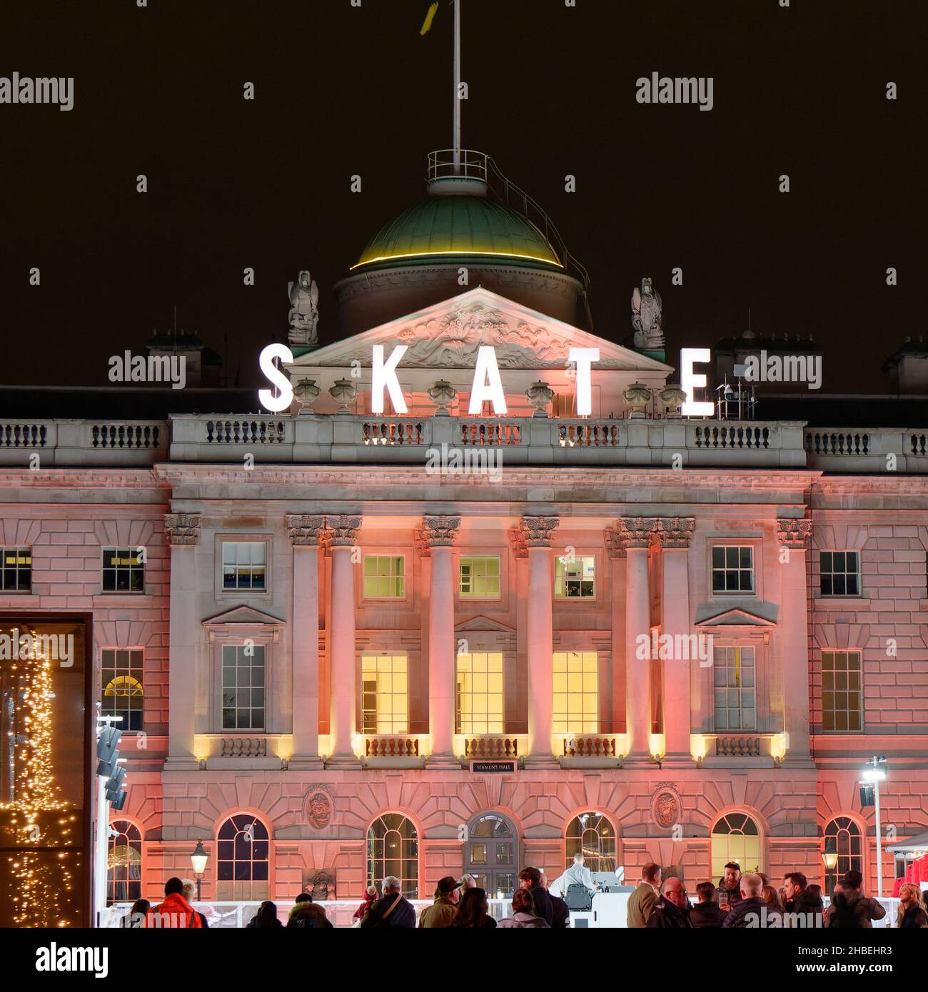 Londra, Grande Londra, Inghilterra, dicembre 15 2021: Ice Skating Venue at Somerset House on the Strand. Foto Stock