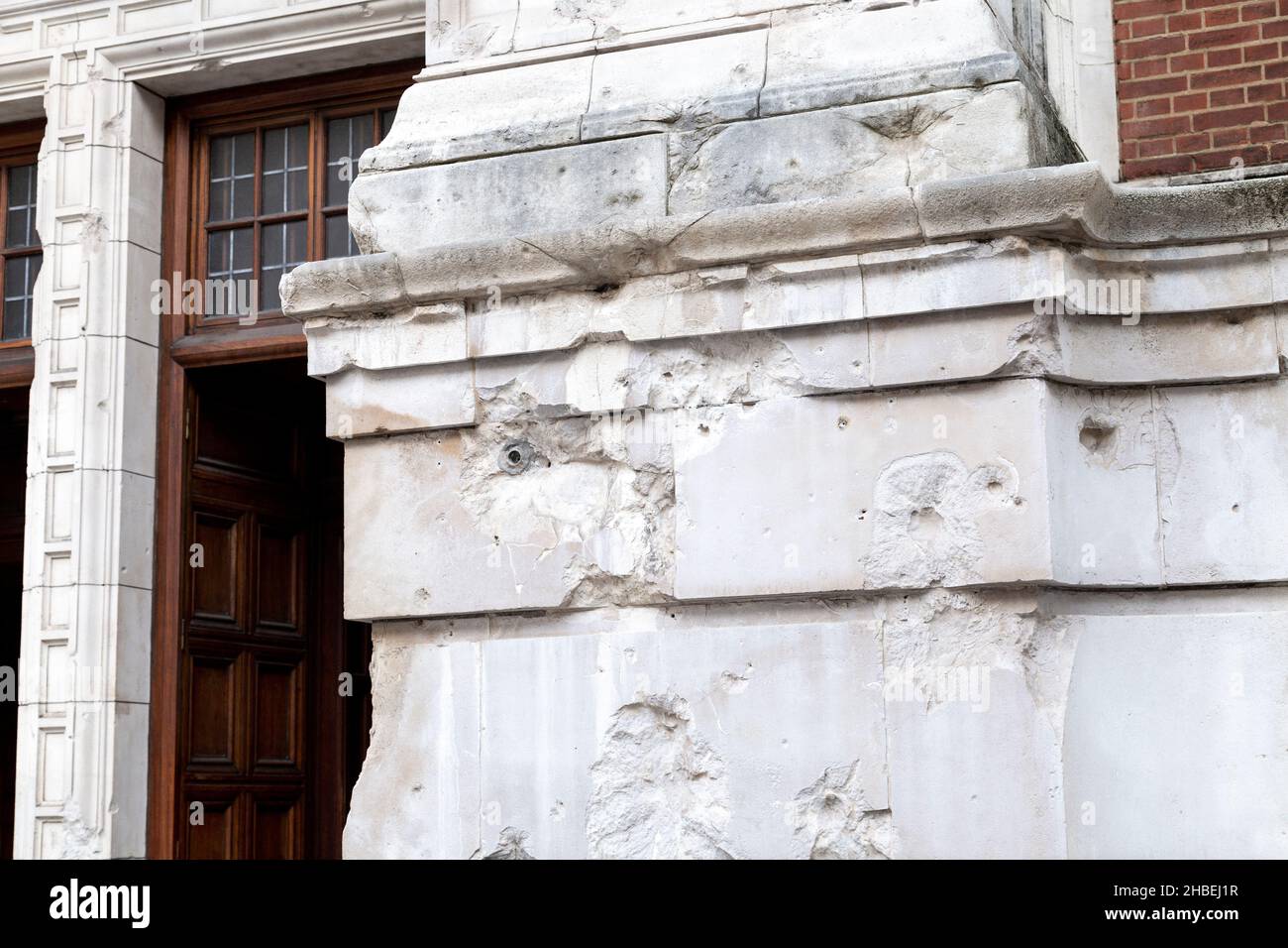 Buchi proiettili e danni alla facciata del Victoria & Albert Museum edificio dalla seconda guerra mondiale, Londra, Regno Unito Foto Stock