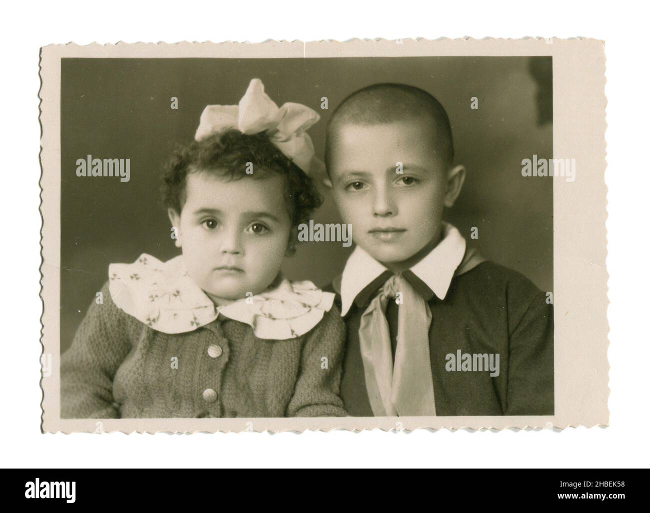 Foto d'epoca di una ragazza sovietica e di un ragazzo, 1960s. Foto Stock