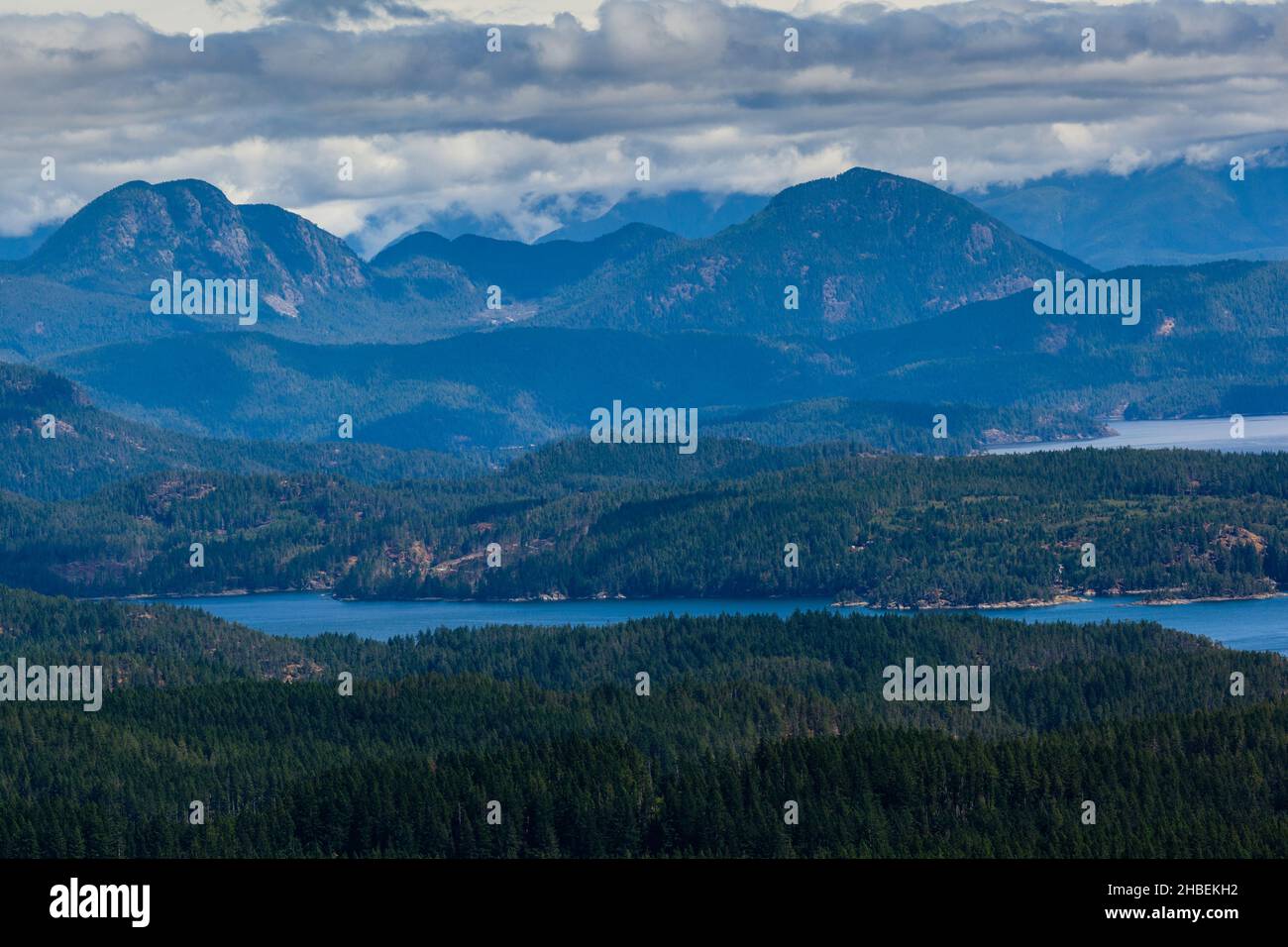 Vista sul paesaggio montano dal Beech's Mountain Trail, Quadra Island, British Columbia, Canada Foto Stock