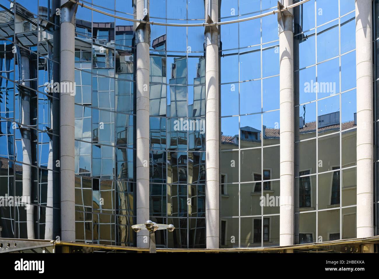 Riflessi di vetro blu nell'edificio ovale, architettura moderna Foto Stock