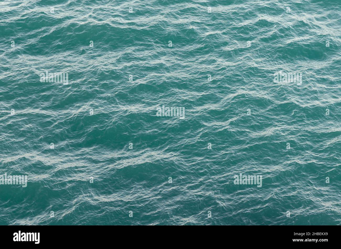 Texture del mare. Superficie d'acqua con onde turchesi. Astratto in natura. Sfondo per il design Foto Stock