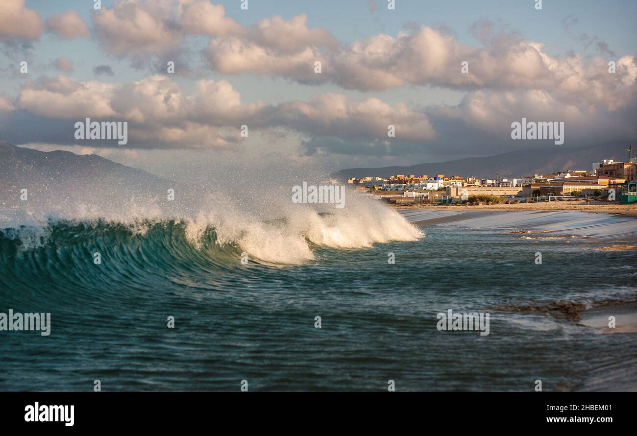 Vento levante che fa le onde nell'oceano, Tarifa, Cadiz, Andalusia, Spagna Foto Stock