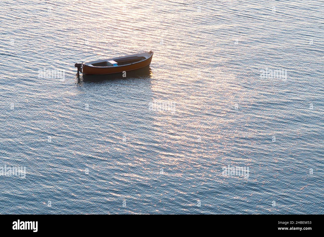Barca da pesca nel porto turistico. Seascape in una serata estiva. Si increspa nel mare alla luce del sole che tramonta. Sfondo marino con spazio di copia Foto Stock