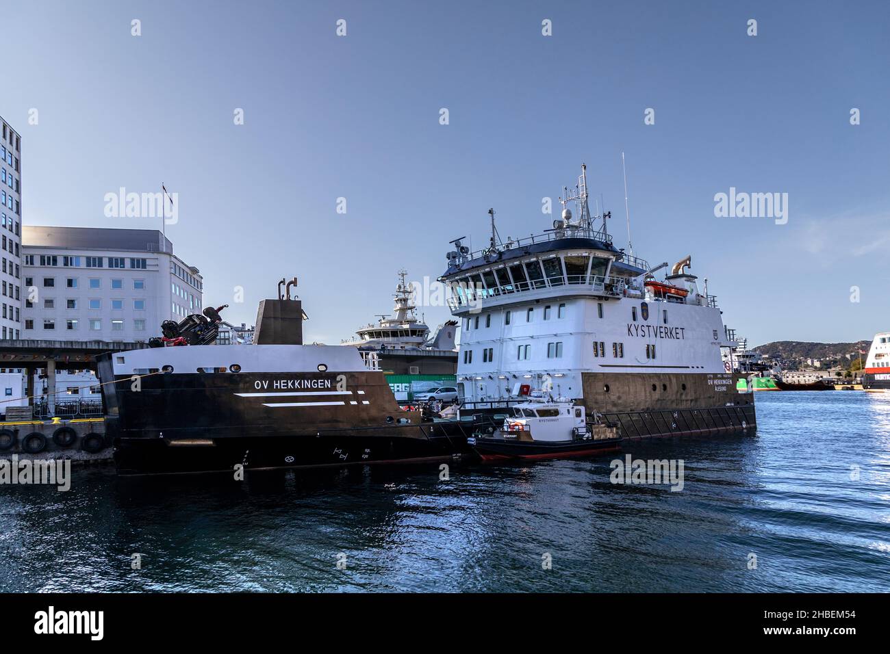 Amministrazione costiera norvegese controllo dell'inquinamento da idrocarburi e nave OV Hekkingen nel porto di Bergen, Norvegia. Foto Stock