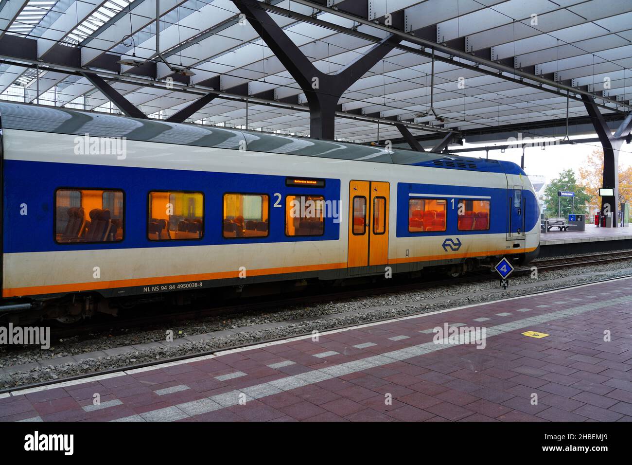 ROTTERDAM, PAESI BASSI -12 NOV 2021- Vista dei treni alla stazione centrale di Rotterdam, Paesi Bassi. Foto Stock