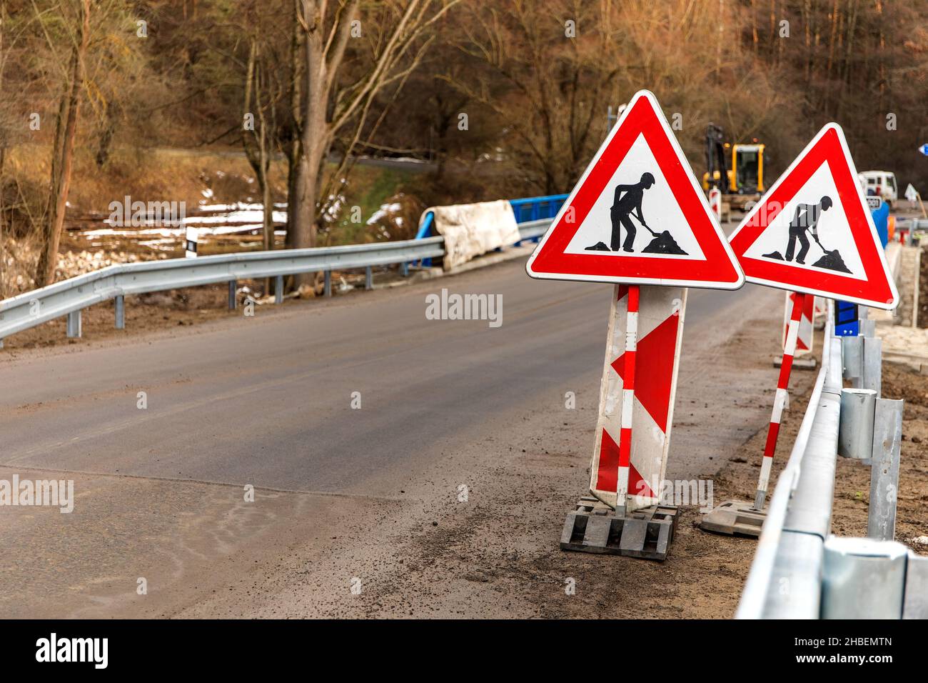 Segnaletica stradale lavoro su strada. Lavori di completamento della costruzione di un ponte su una strada di campagna nella Repubblica Ceca. Passaggio attraverso la costruzione s Foto Stock