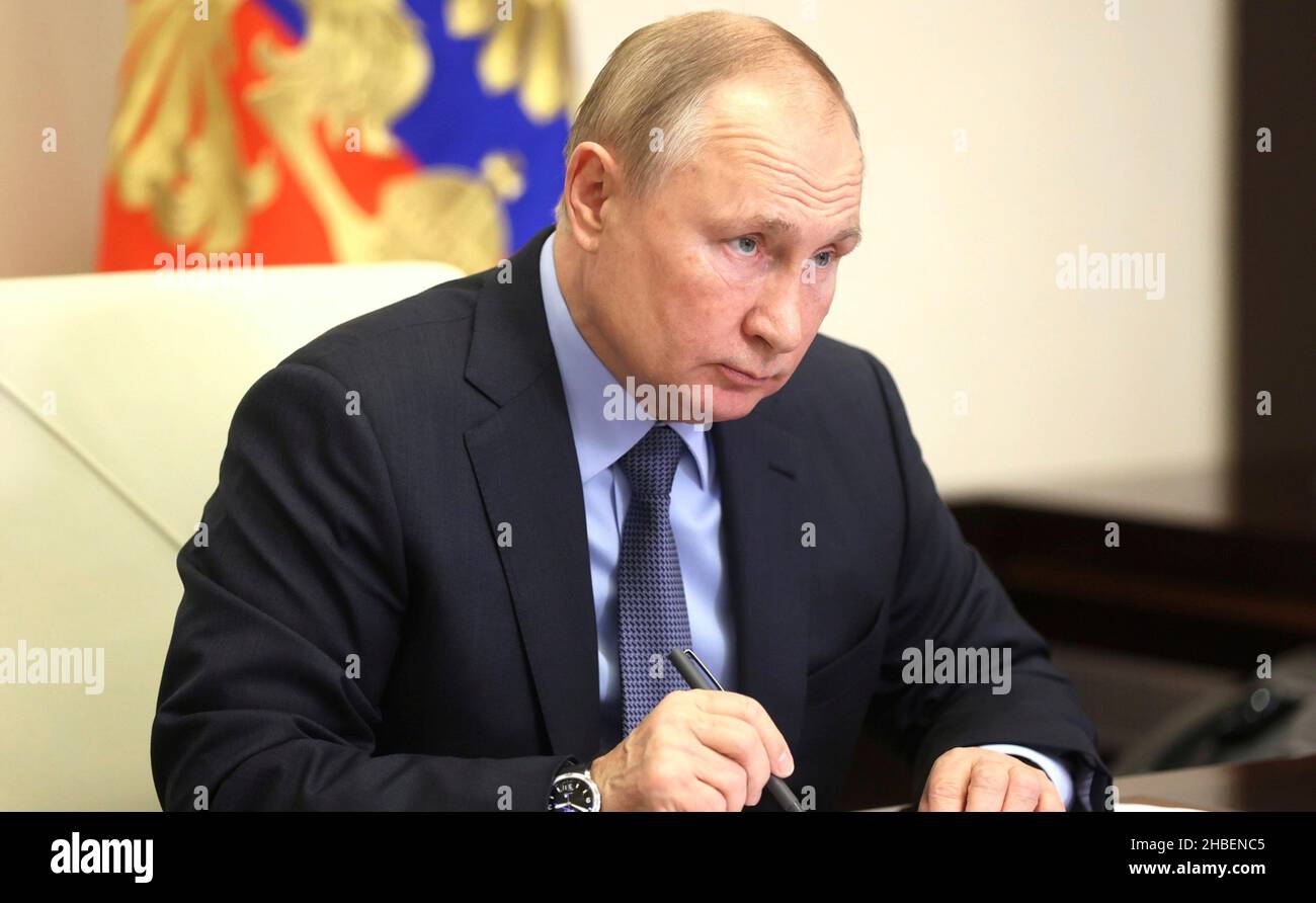 Novo-Ogaryovo, Russia. 09 dicembre 2021. Il presidente russo Vladimir Putin presiede una riunione del Consiglio Presidenziale per la Società civile e i diritti umani attraverso una videoconferenza della residenza ufficiale di Novo-Ogaryovo, 9 dicembre 2021 fuori Mosca, Russia. Credit: Mikhail Metzel/Kremlin Pool/Alamy Live News Foto Stock