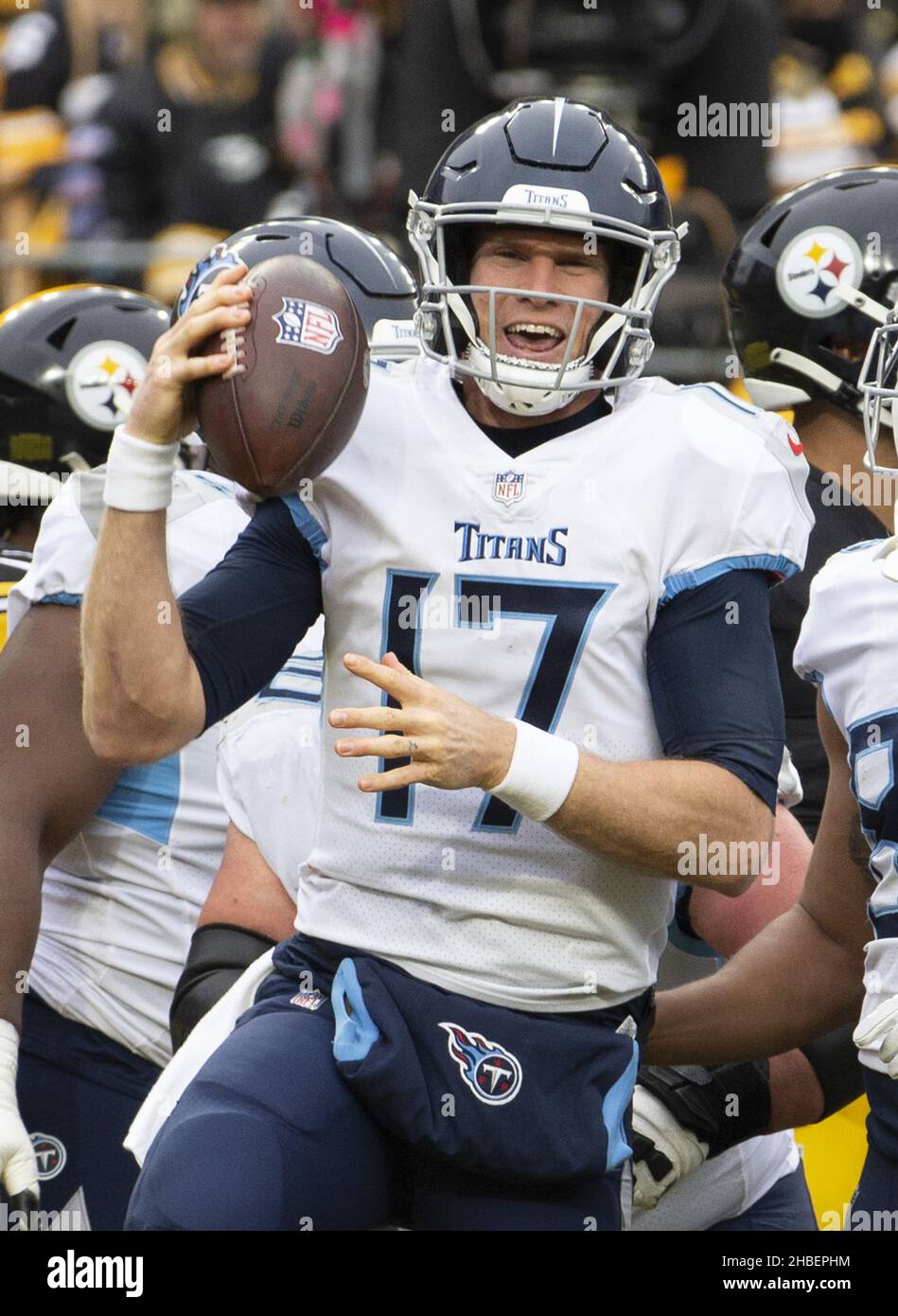 Pittsbugh, Stati Uniti. 19th Dic 2021. Tennessee Titans quartterback Ryan Tannehill (17) celebra il suo touchdown nel primo trimestre contro il Pittsburgh Steelers a Heinz Field domenica 19 dicembre 2021. Foto di Archie Carpenter/UPI Credit: UPI/Alamy Live News Foto Stock