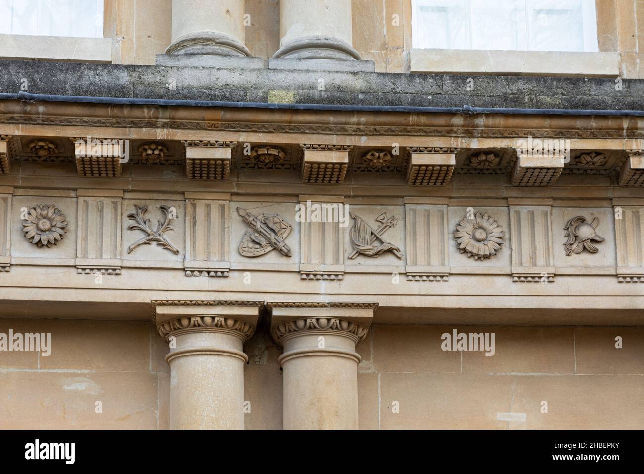 Primo piano dettaglio di un fregio di pietra su una casa georgiana nel Circus, Città di Bath, Inghilterra. Patrimonio dell'umanità dell'UNESCO. Somerset, Inghilterra, Regno Unito Foto Stock