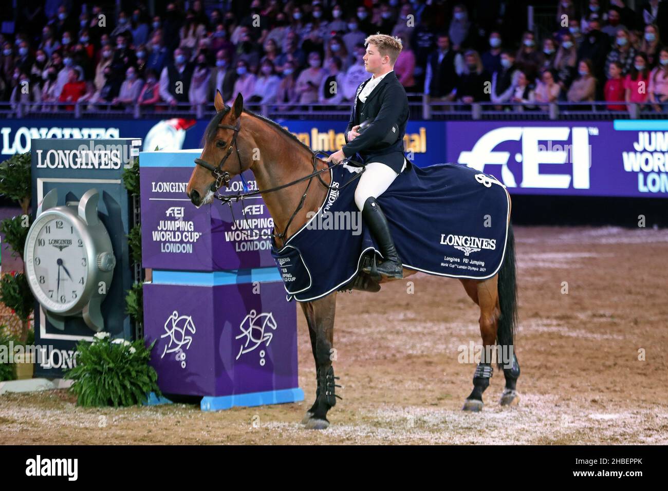 19th dicembre 2021; Royal Docks, Newham, East London, Inghilterra; Il London International Horse Show, domenica 19th dicembre: La Coppa del mondo di salto del FEI Longines; Harry Charles Riding Stardust vince la Coppa del mondo di salto del FEI Longines Foto Stock