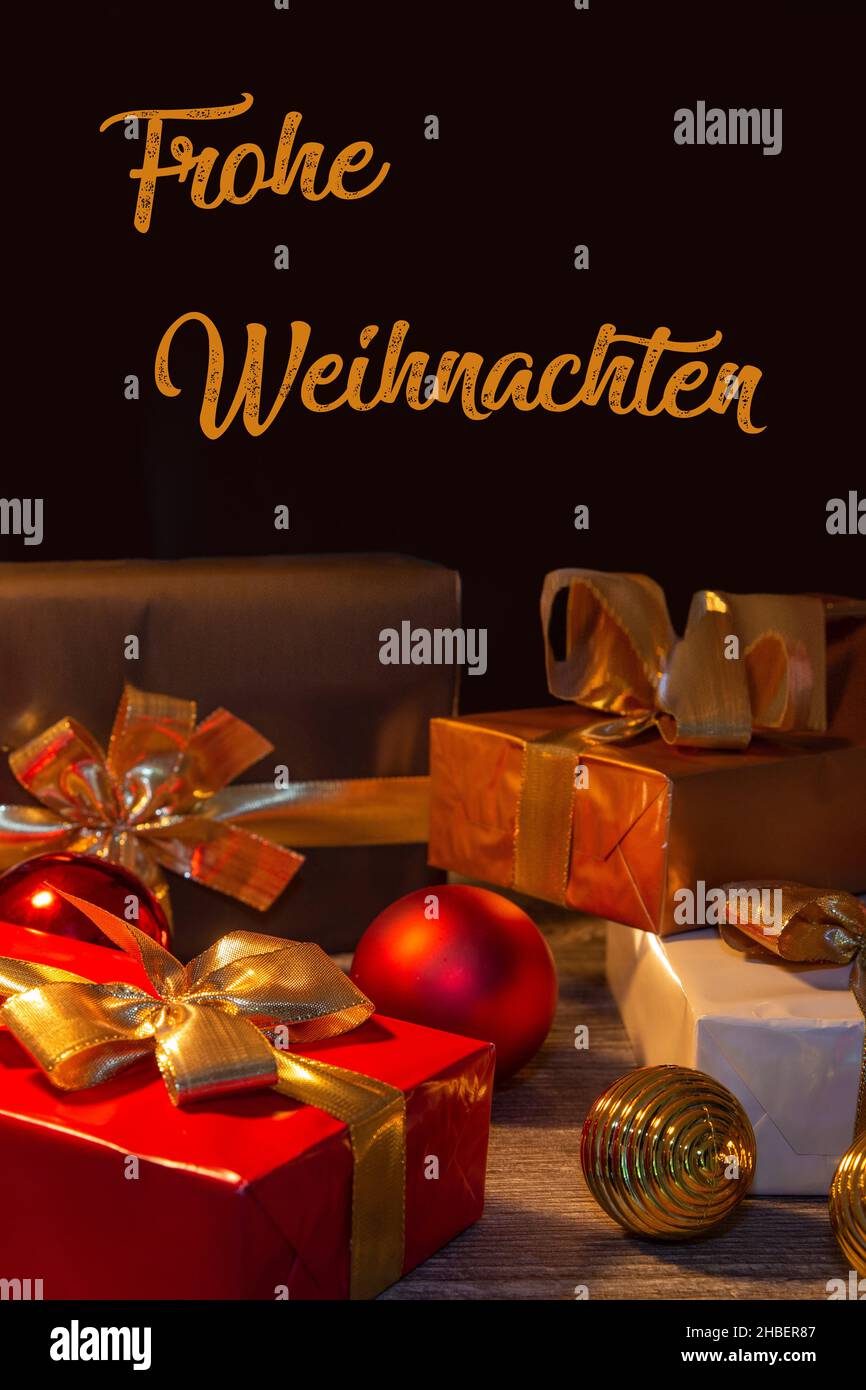 Tavolo regalo di Natale con auguri di Natale in lingua tedesca Foto Stock