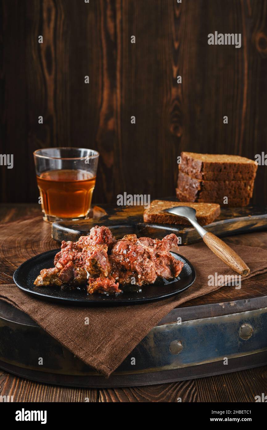 Stufato di carne di cervo in scatola fatto in casa su un piatto Foto Stock