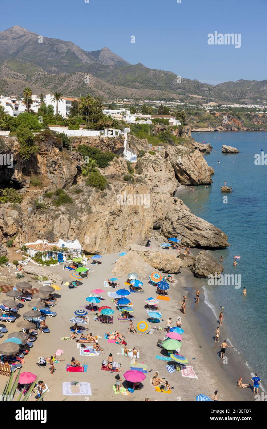 Spiaggia di Calahonda affollata di bagnanti visti dal Balcon de Europa. Nerja, Costa del Sol, Provincia di Malaga, Andalusia, Spagna meridionale. Foto Stock